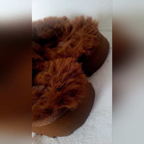 Wild Pair Paiyge Cozy Platform Slide Faux Fur Sandals Gold Chain Charm US 6.5 - Picture 10 of 14